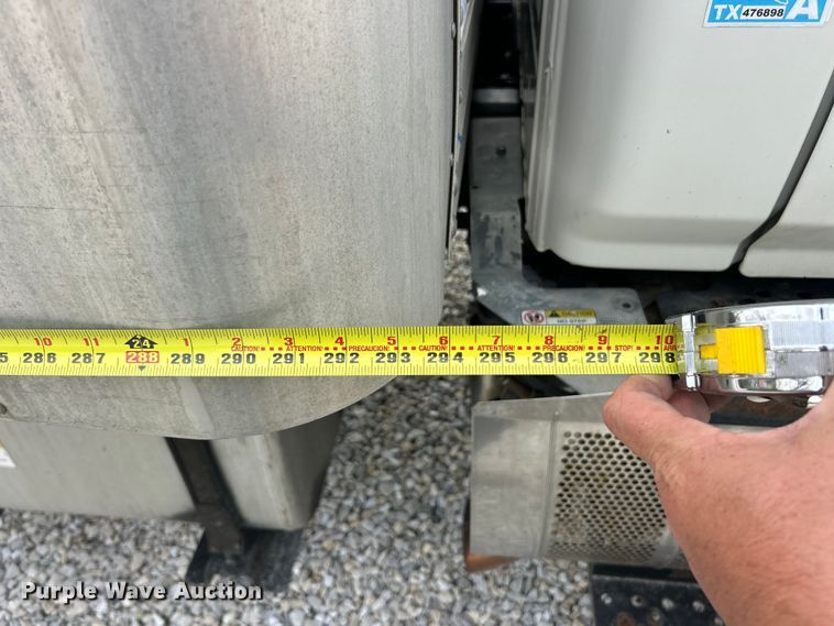 image for item FC5350 2013 Hino 338 box truck