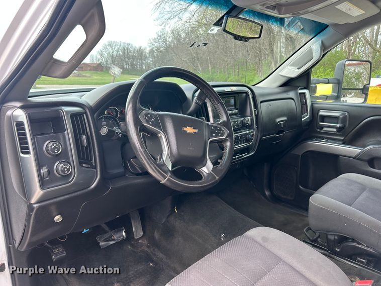 image for item FC5352 2015 Chevrolet Silverado 3500HD pickup truck cab and chassis