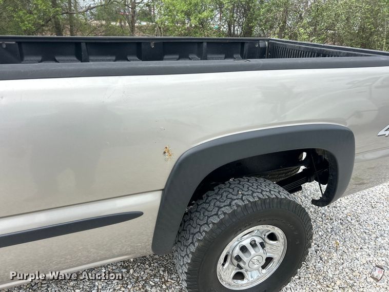 image for item FC5353 2001 GMC Sierra 2500HD pickup truck