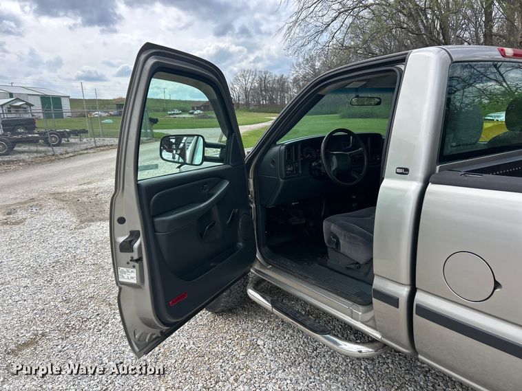 image for item FC5353 2001 GMC Sierra 2500HD pickup truck