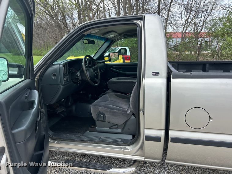 image for item FC5353 2001 GMC Sierra 2500HD pickup truck