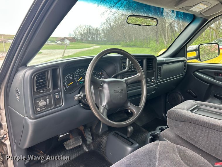 image for item FC5353 2001 GMC Sierra 2500HD pickup truck