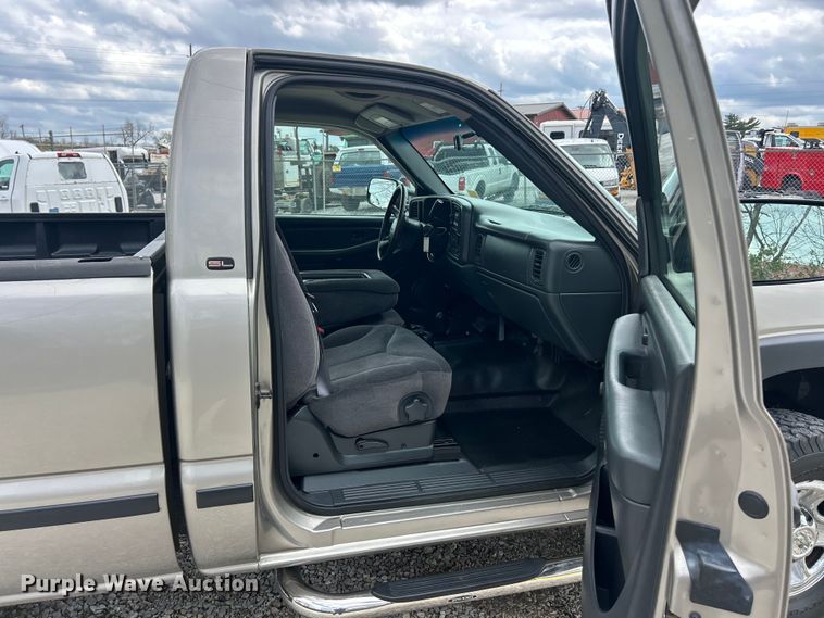 image for item FC5353 2001 GMC Sierra 2500HD pickup truck