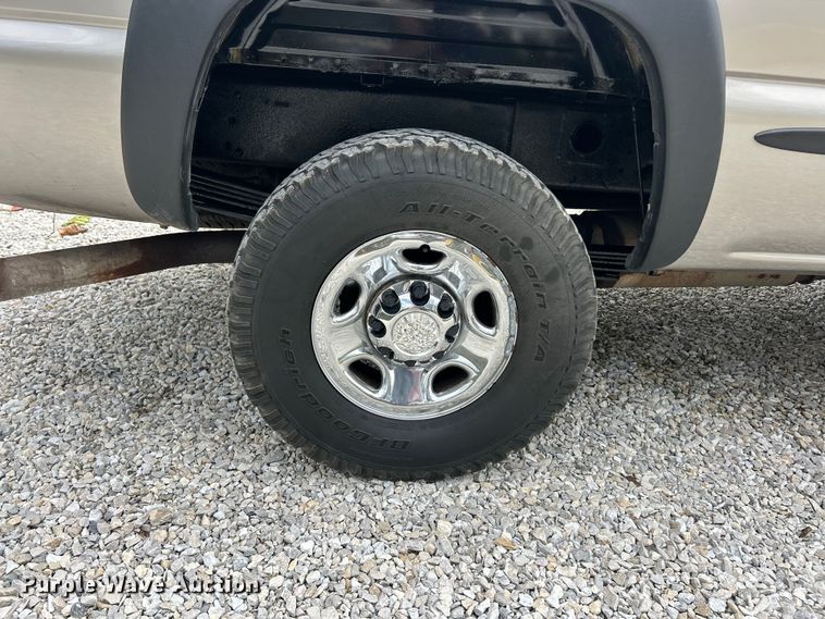 image for item FC5353 2001 GMC Sierra 2500HD pickup truck