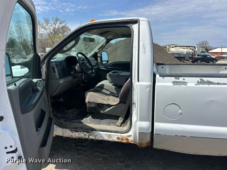 image for item FC5377 2006 Ford F250 Super Duty XL pickup truck
