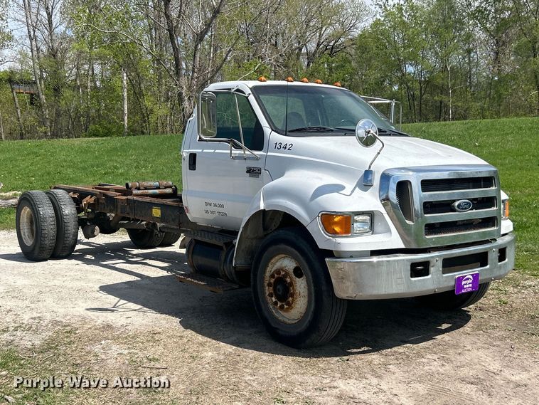 image for item FC5385 2005 Ford F750 Super Duty XL truck cab and chassis