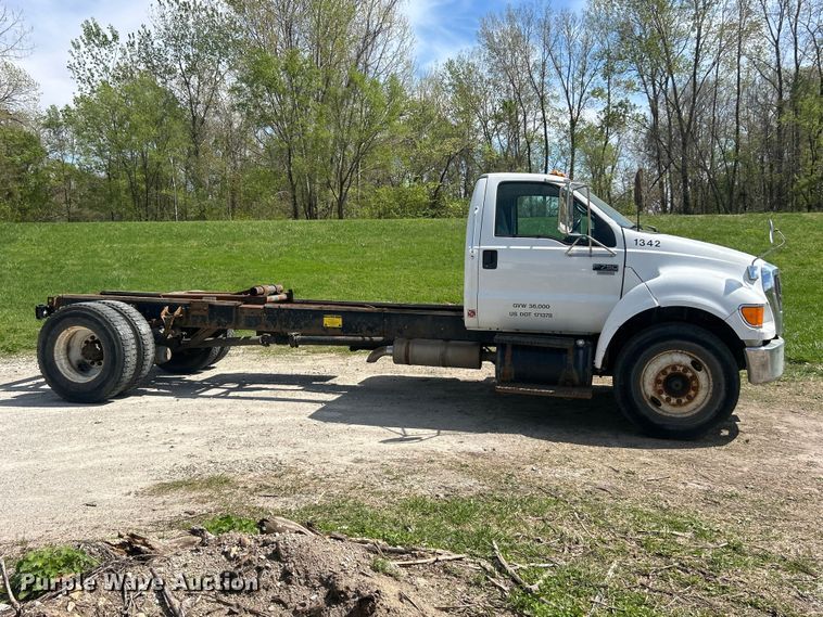 image for item FC5385 2005 Ford F750 Super Duty XL truck cab and chassis