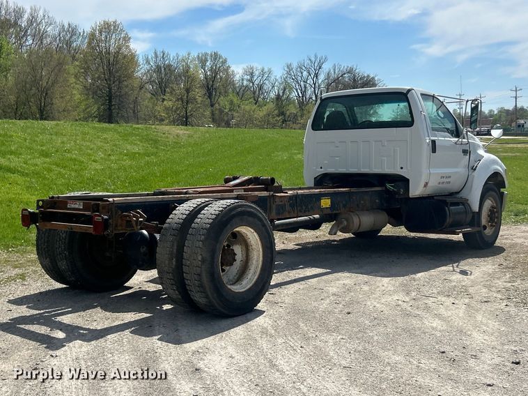 image for item FC5385 2005 Ford F750 Super Duty XL truck cab and chassis