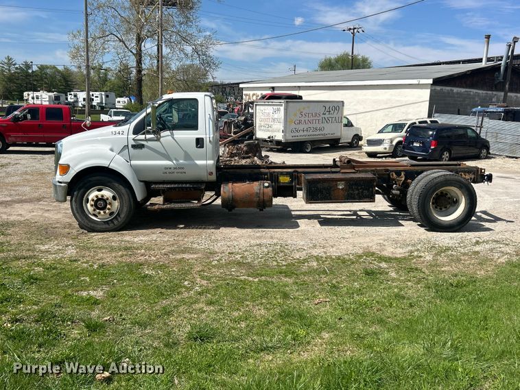 image for item FC5385 2005 Ford F750 Super Duty XL truck cab and chassis