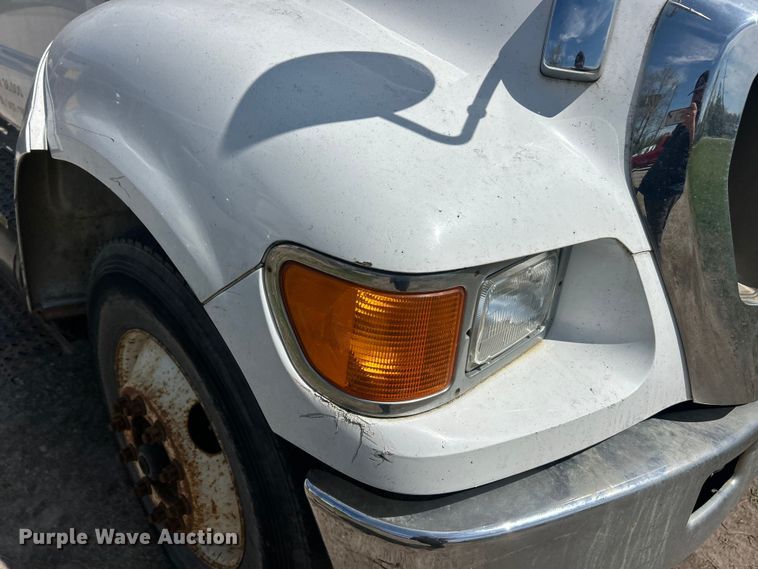 image for item FC5385 2005 Ford F750 Super Duty XL truck cab and chassis