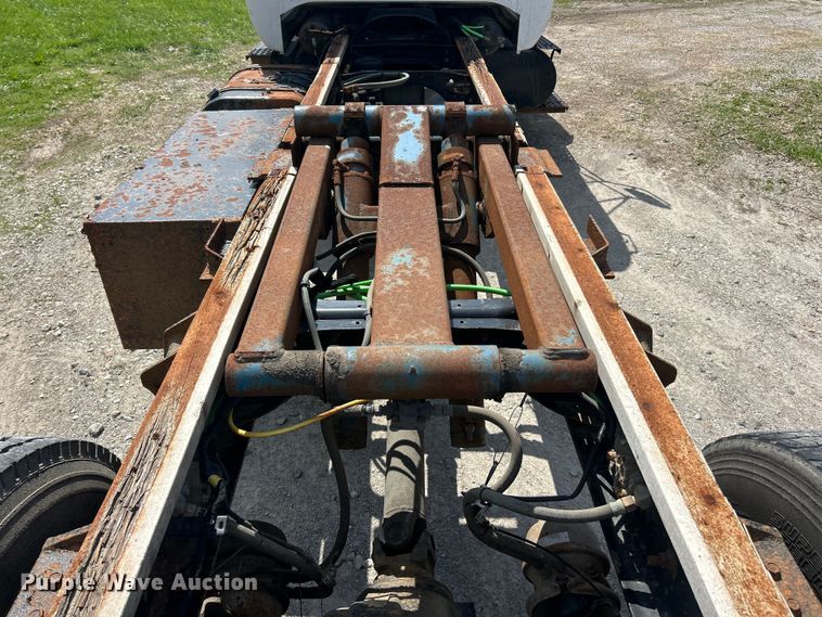 image for item FC5385 2005 Ford F750 Super Duty XL truck cab and chassis