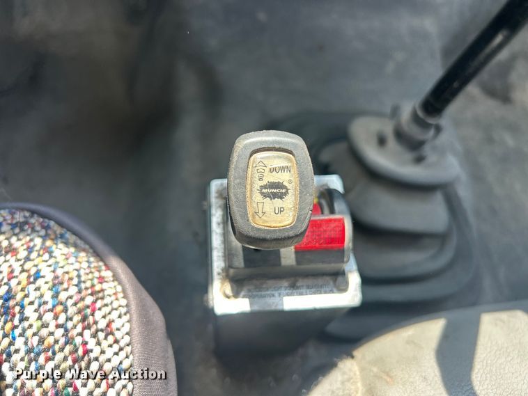 image for item FC5385 2005 Ford F750 Super Duty XL truck cab and chassis