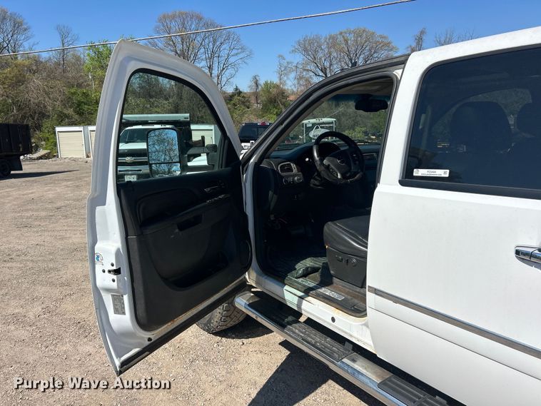 image for item FC5400 2011 GMC Sierra 2500HD Denali  Crew Cab pickup truck