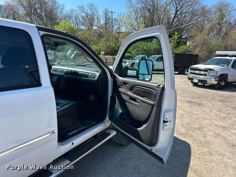 image for item FC5400 2011 GMC Sierra 2500HD Denali  Crew Cab pickup truck