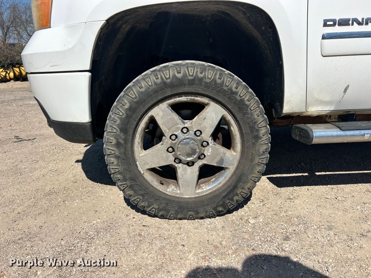 image for item FC5400 2011 GMC Sierra 2500HD Denali  Crew Cab pickup truck