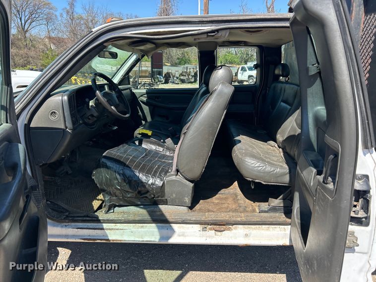 image for item FC5401 2005 Chevrolet Silverado 3500 Ext. Cab dump bed pickup truck