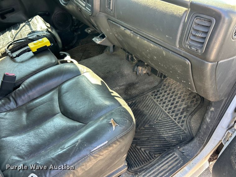 image for item FC5401 2005 Chevrolet Silverado 3500 Ext. Cab dump bed pickup truck