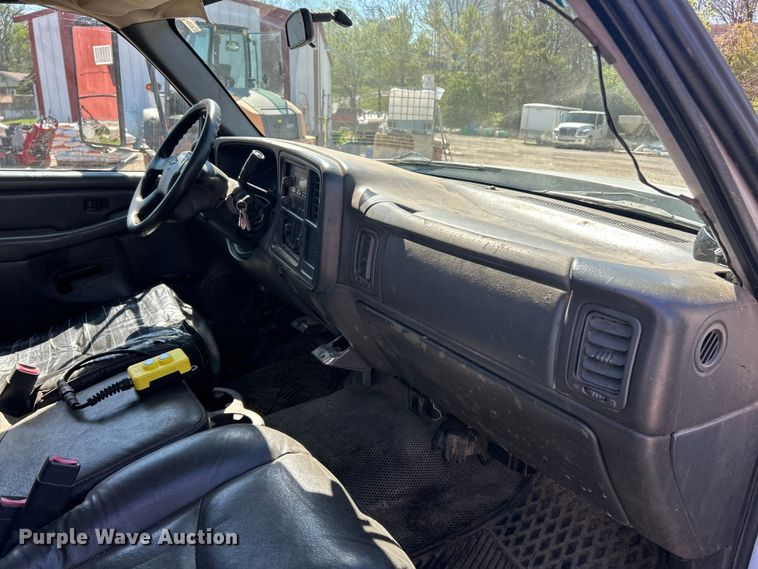 image for item FC5401 2005 Chevrolet Silverado 3500 Ext. Cab dump bed pickup truck