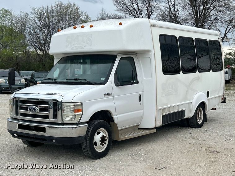 image for item FC5403 2009 Ford E450 Super Duty shuttle bus
