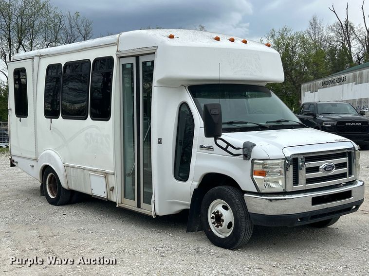 image for item FC5403 2009 Ford E450 Super Duty shuttle bus