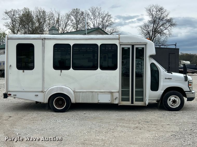 image for item FC5403 2009 Ford E450 Super Duty shuttle bus