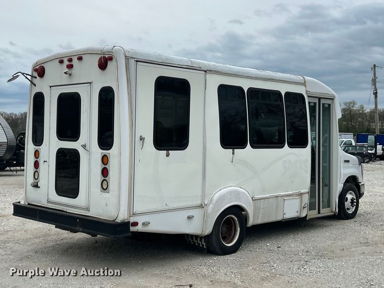 image for item FC5403 2009 Ford E450 Super Duty shuttle bus