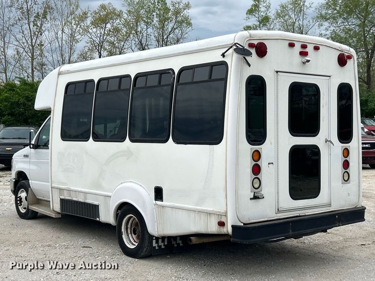 image for item FC5403 2009 Ford E450 Super Duty shuttle bus