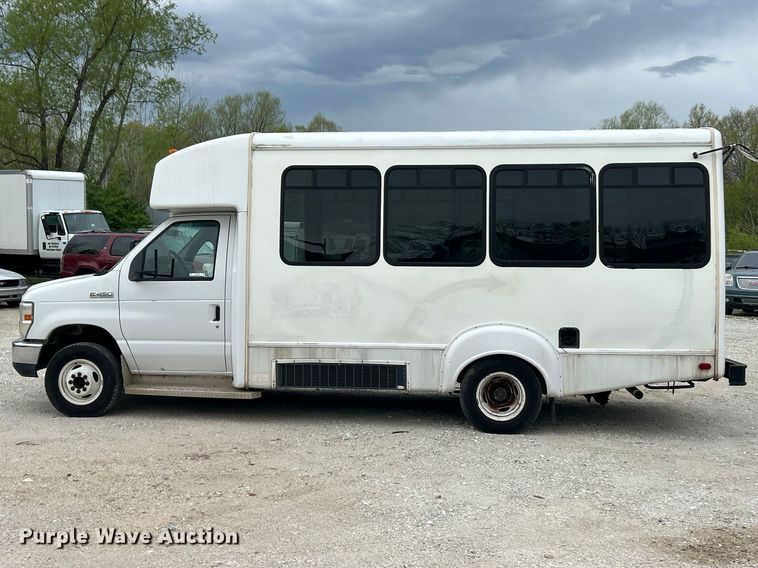 image for item FC5403 2009 Ford E450 Super Duty shuttle bus