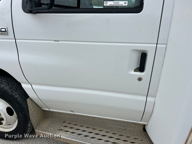 image for item FC5403 2009 Ford E450 Super Duty shuttle bus