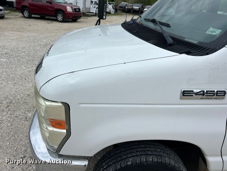 image for item FC5403 2009 Ford E450 Super Duty shuttle bus