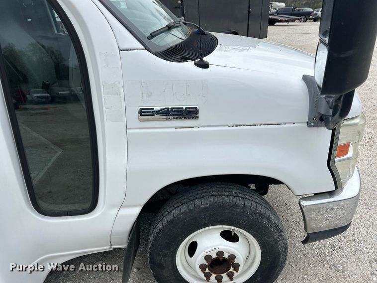 image for item FC5403 2009 Ford E450 Super Duty shuttle bus