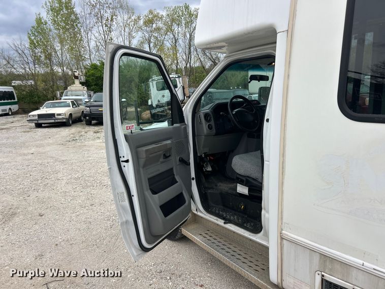 image for item FC5403 2009 Ford E450 Super Duty shuttle bus