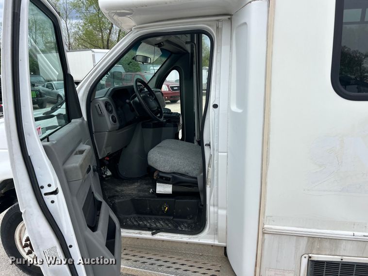image for item FC5403 2009 Ford E450 Super Duty shuttle bus