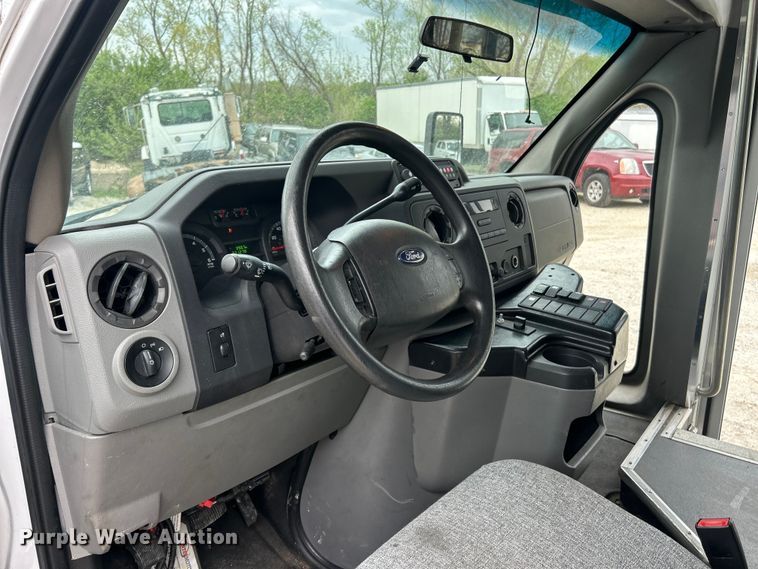 image for item FC5403 2009 Ford E450 Super Duty shuttle bus