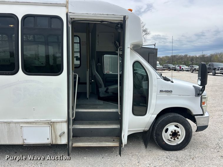 image for item FC5403 2009 Ford E450 Super Duty shuttle bus