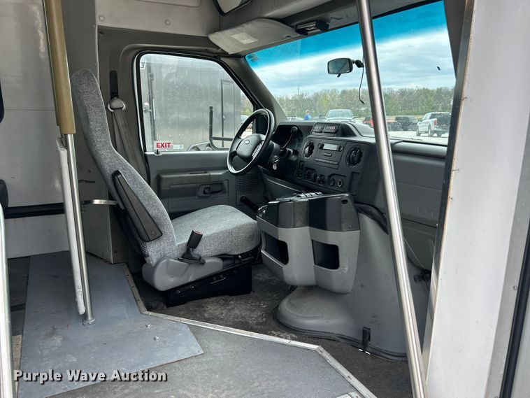 image for item FC5403 2009 Ford E450 Super Duty shuttle bus