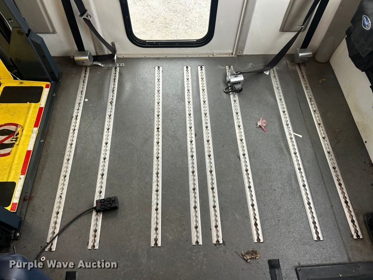 image for item FC5403 2009 Ford E450 Super Duty shuttle bus