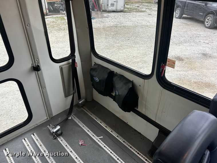 image for item FC5403 2009 Ford E450 Super Duty shuttle bus