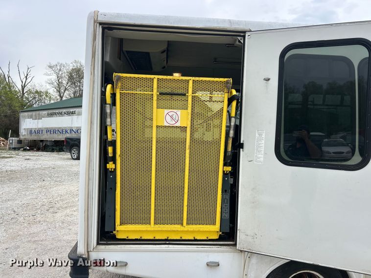 image for item FC5403 2009 Ford E450 Super Duty shuttle bus