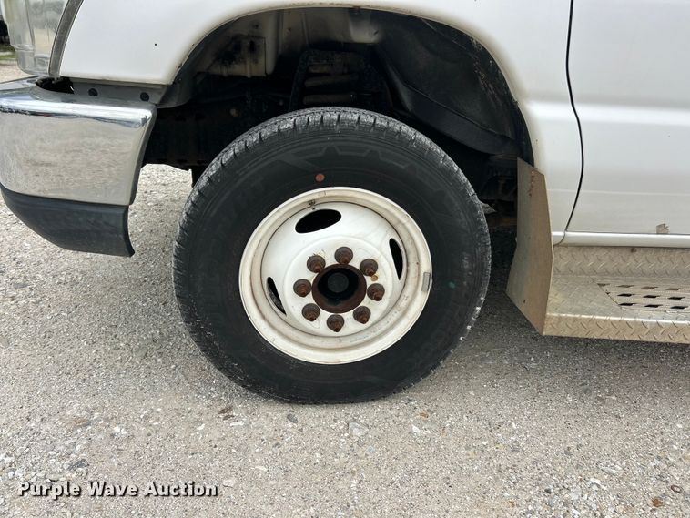 image for item FC5403 2009 Ford E450 Super Duty shuttle bus