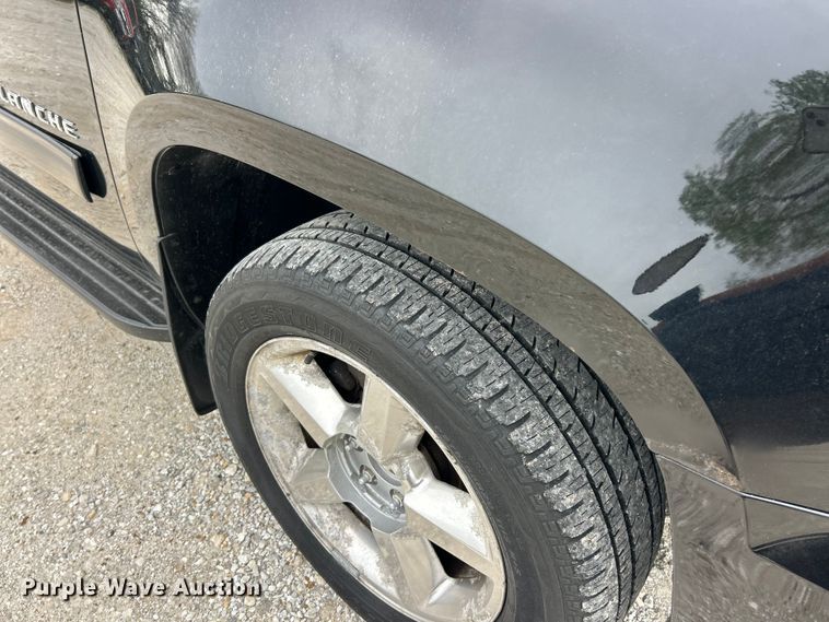 image for item FC5405 2013 Chevrolet Avalanche Crew Cab pickup truck