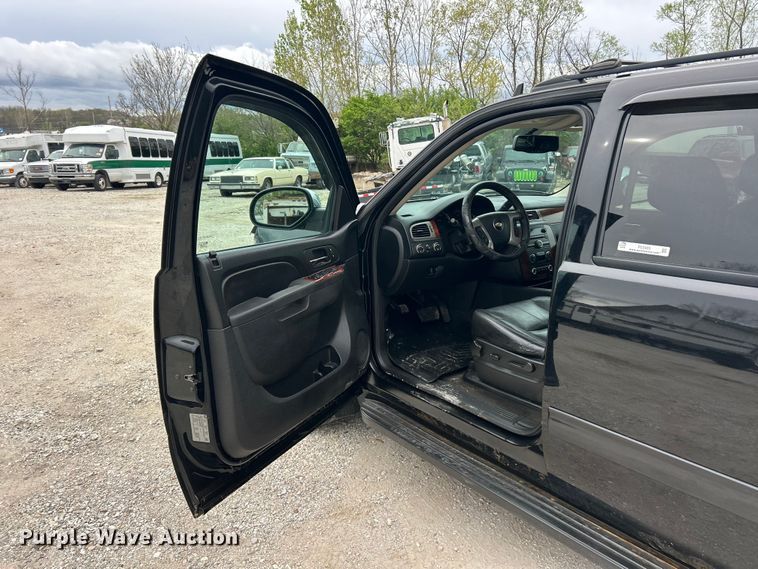 image for item FC5405 2013 Chevrolet Avalanche Crew Cab pickup truck