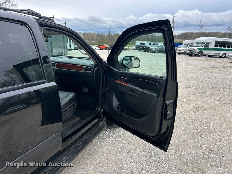 image for item FC5405 2013 Chevrolet Avalanche Crew Cab pickup truck