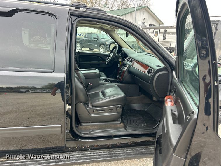 image for item FC5405 2013 Chevrolet Avalanche Crew Cab pickup truck