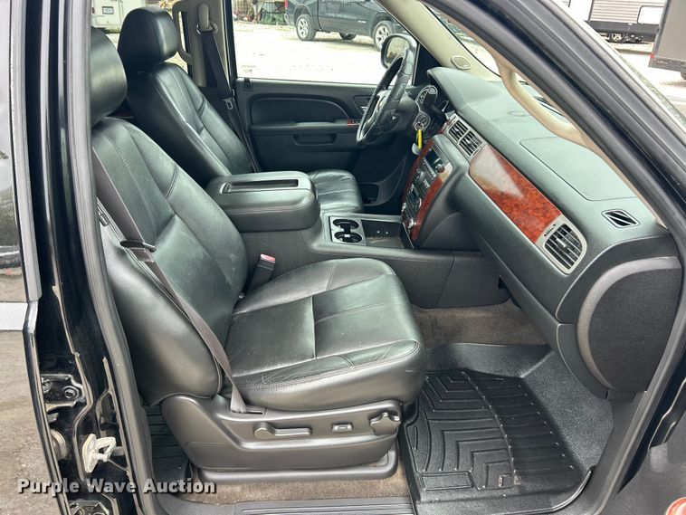 image for item FC5405 2013 Chevrolet Avalanche Crew Cab pickup truck