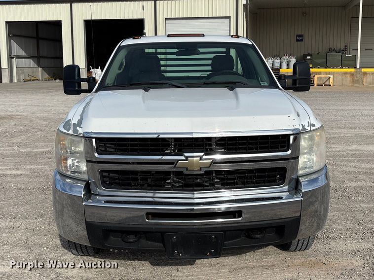 image for item FG0200 2009 Chevrolet Silverado 3500HD flatbed pickup truck