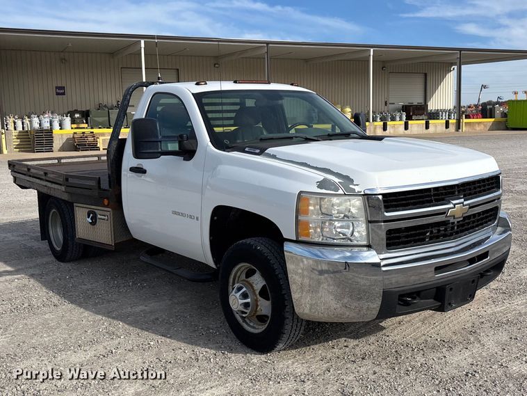 image for item FG0200 2009 Chevrolet Silverado 3500HD flatbed pickup truck