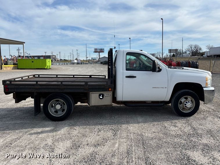 image for item FG0200 2009 Chevrolet Silverado 3500HD flatbed pickup truck