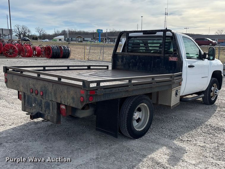 image for item FG0200 2009 Chevrolet Silverado 3500HD flatbed pickup truck
