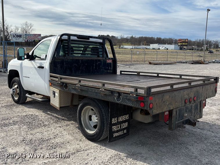 image for item FG0200 2009 Chevrolet Silverado 3500HD flatbed pickup truck